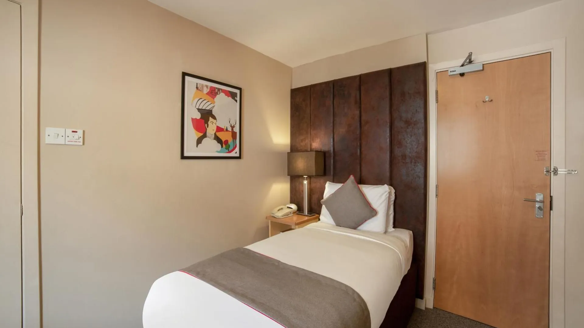 Brentwood Aberdeen City Centre 3*,